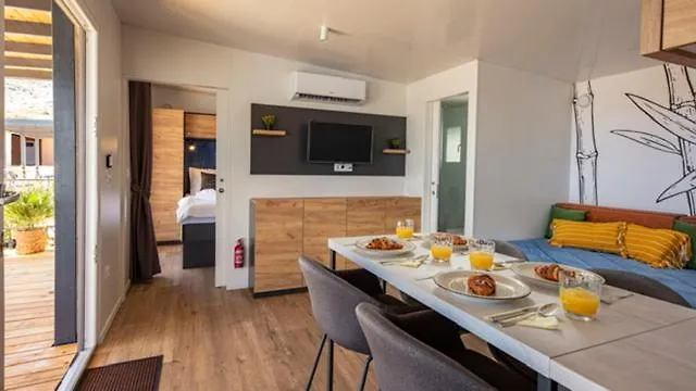 Terra Park Spiritos - Luxury Mobile House Ina 아파트 콜란
